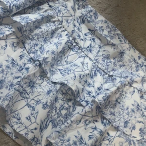 Vit och blå blommig kjol - En fin vit o blå blommig volang kjol helt ny utan  pris lapp endast testad 
