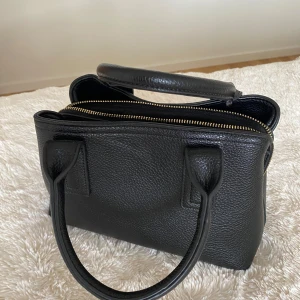 Liten svart väska - Sååå söt liten svart väska som rymmer en del!! Köpt på Zalando!!💕💕💕