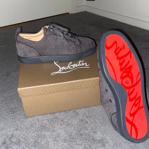 Loubs - Hej, säljer pga kommer inte till användning har aldrig använts. Storlek 42 (Allt följer med) 