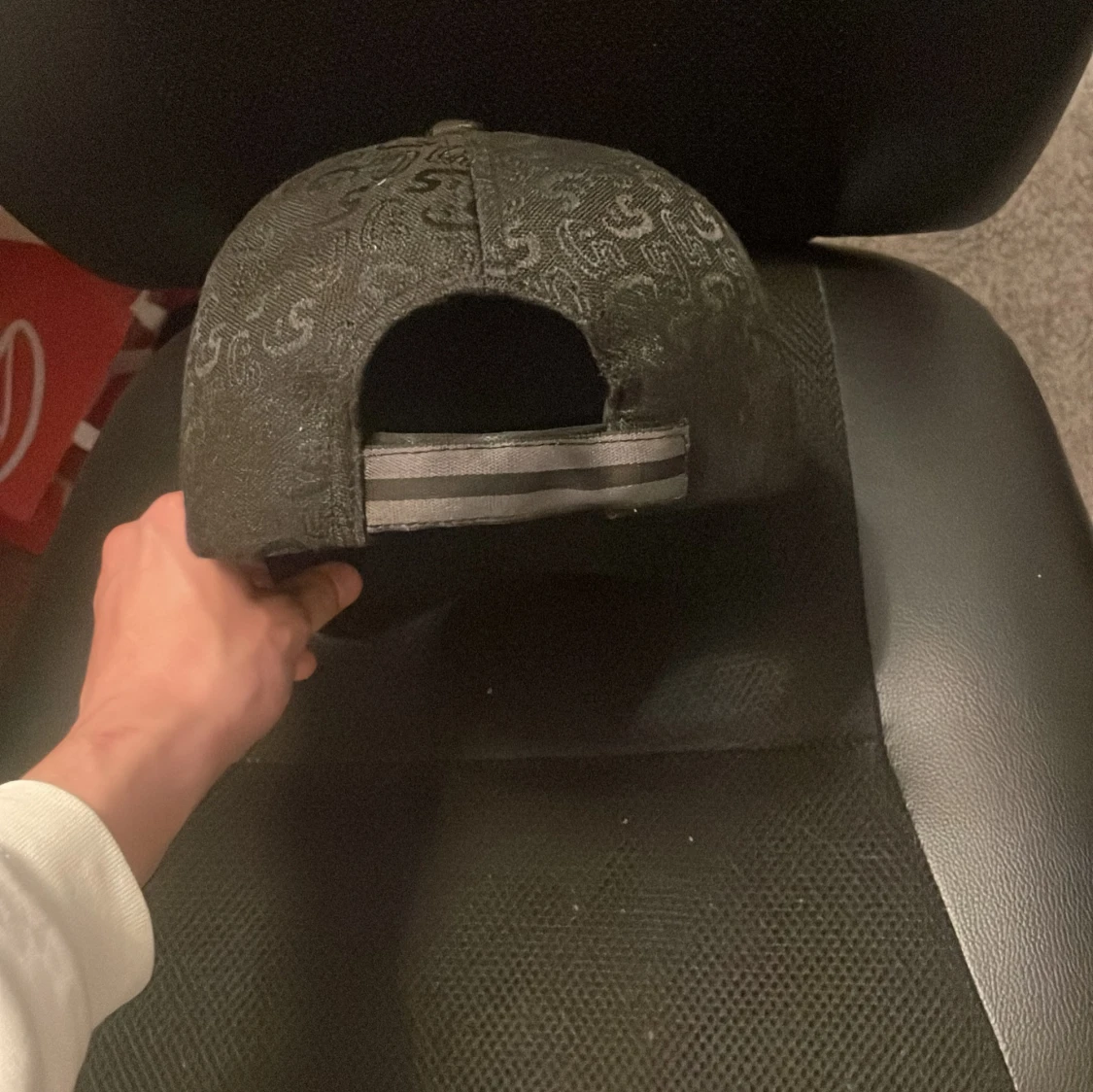 Svart keps från S. Luks med mönster - 2