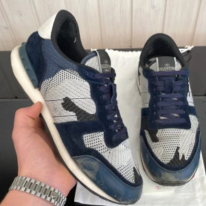 Valentino rockrunners  - Säljer sällsynta rockrunners i storlek 43. Kan gå ner i pris vid snabb affär. Hör av dig vid minsta fundering!🤩