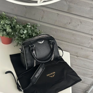 Sunny bag Zadig - ❗️Kom med prisförslag ❗️Köpt här på Plick för 2300 kr, dustbag ingår, gammal väska men fint skick, är inte i nano storleken utan lite större😇