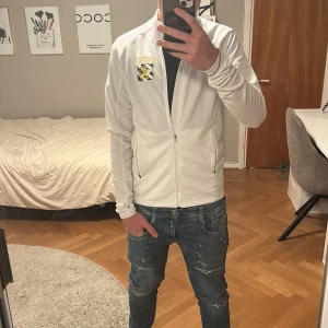 Vit träningsjacka Craft XS Änglarna - Säljer denna svin feta tröjan från IFK Göteborg, Den har inga defekter och är i super skick! Jag har knappt använt den och säljer bara pga att den börjar bli för liten för mig. Perfekt för dig som gillar IFK Göteborg och söker en ny tröja att ha på sig på läktaren eller på träningen!