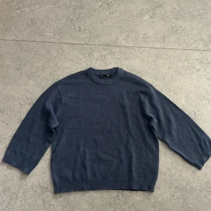 Blå stickad tröja från 157 - Mysig blå stickad tröja från 157 med rund halsringning och ribbade muddar. Lite bredare ärmar och oversized. Ärmarna är en aning kortare från att ha blivit tvättad, slutar vid handleden. Enkel design som funkar till det mesta och ger en avslappnad vibe.