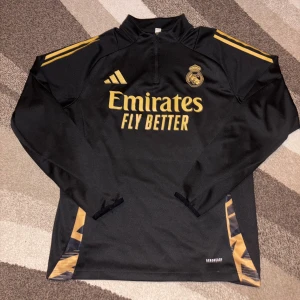 Real Madrid Tracksuit  - Säljer nu min Real Madrid tracksuit. Knappt använt. Den är storlek XL men den är mindre i storlek så mer L. Vid frågor skriv bara.