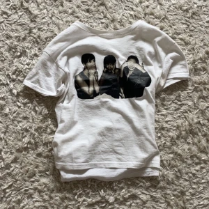 Babytee med tryck  - Snygg babytee från Din Vintageshop! Jätte cool topp som passar till alla tillfällen😻✨💓