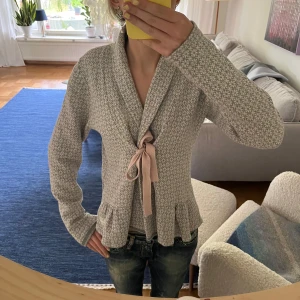 Fin tröja  - Odd Molly tröja, grå med lite rosa ”prickar” 💘💐🦩 står ingen storlek men skulle gissa på S 