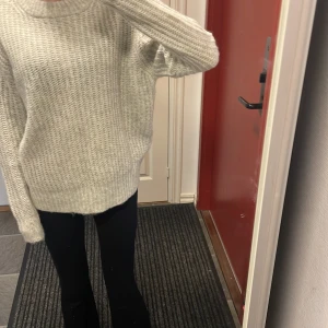 Ljusgrå stickad tröja - Supermysig ljusgrå stickad tröja från Lager 157 i storlek XS. Tröjan har en chunky ribbstickad struktur, rund halsringning och långa ärmar. Perfekt för lager-på-lager och chill dagar när du vill vara både varm och snygg.