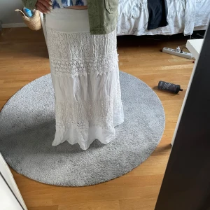 Vit långkjol  - Superfin vit långkjol som är perfekt till sommaren! 💕 passat perfekt för dig som vill uppnå den bästa sommargarderoben! Den har ett litet hål men det är inget man lägger märke till! Pris kan såklart diskuteras men skriv vid minsta fundering! 💕