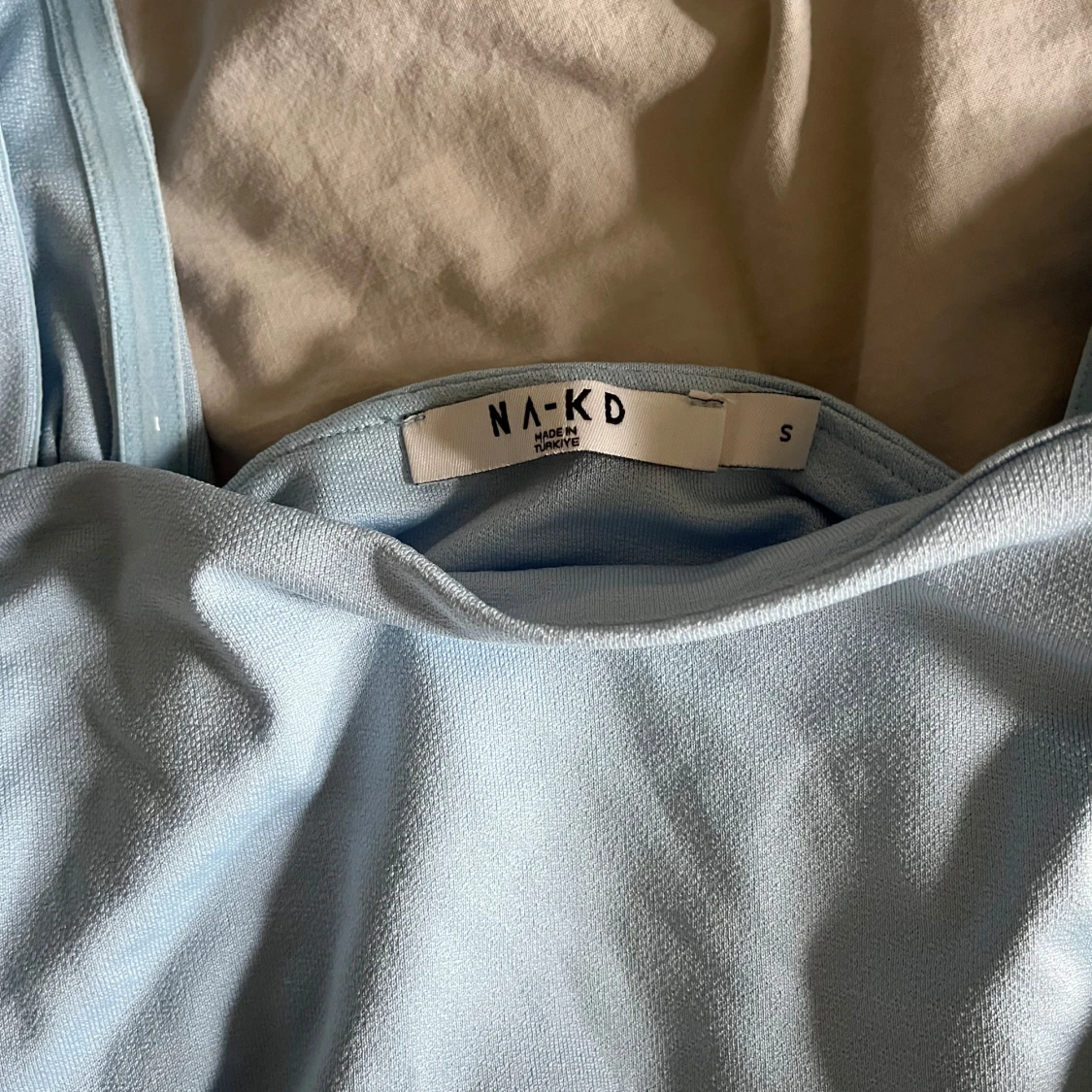 Ljusblå linnetopp från NA-KD - 1