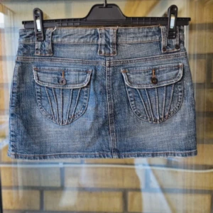 Lågmidjad vintage jeans kjol - Säljer denna vintage jeans kjol, märket är okänt.