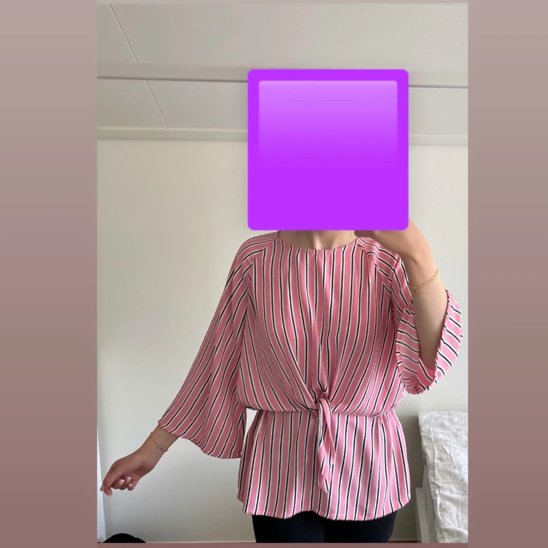 Randig rosa blus med knyt framtill