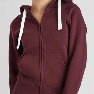 Vinröd hoodie med dragkedja - Vinröd hoodie med vit snörning och dragkedja framtill. Från russemerch💖