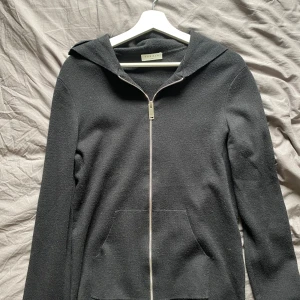 Sandro Paris hoodie - En tunn sandro paris hoodie i färgen Noir (svart) som är i gott skick. Nypris strax över 3000 kr. Storleken på tröjan är L men den sitter som en S. För fler bilder eller frågor osv tveka inte på o höra av dig!