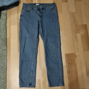 Mid blue loose jeans från Grunt - Säljer ett par klassiska mid blue jeans från Grunt i loose fit. Jeansen har raka ben, fem fickor och gylf med dragkedja. Perfekta för dig som gillar en avslappnad streetstil. Materialet är tåligt denim och färgen är en snygg mellanblå nyans.