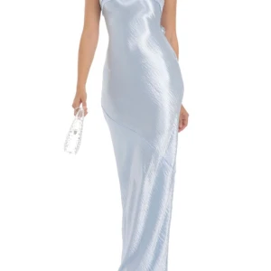 Ljusblå långklänning med knyt i ryggen - Supersnygg ljusblå långklänning i glansigt satinliknande material. Klänningen har en figurnära passform, öppen rygg med knyt och fina detaljer. Perfekt för dig som vill sticka ut med en elegant och modern look 💙💙