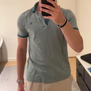 Gran Sasso Piké - Snygg grön pikétröja från Gran Sasso med  krage och korta ärmar. Tröjan har en liten broderad logga på bröstet och detaljer vid krage och ärmslut. 