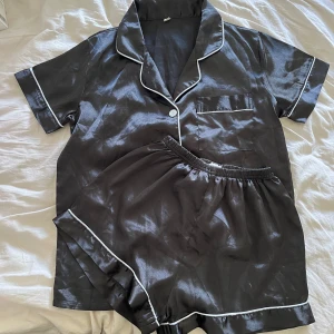 Silke pyjamas  - En svart pyjamas i silke från SHEIN. I ett set av shorts och skjorta. Sköna och perfekta för en sleepover eller liknande.