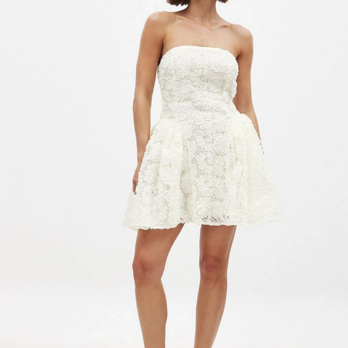 Vit axelbandslös spetsklänning - 1