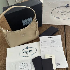 Prada nylon  - Använd 1 gång! Som ny. Köpt på Prada i Stockholm 