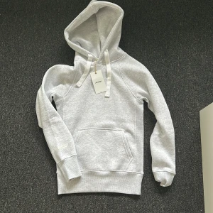 Russemerch hoodie - Säljer min russemerch hoodie var inte nöjd med storleken