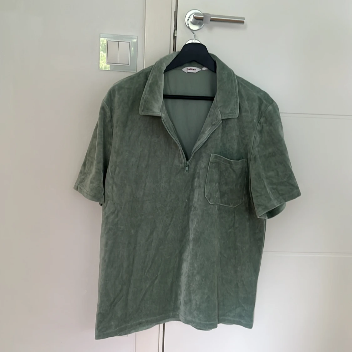 Grön frottéskjorta med half zip