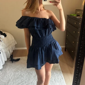 Volangklänning - Super fin marinblå volangklänning från meetmethere🦋🦋 säljer då den var lite för stor🥺 Helt ny! 