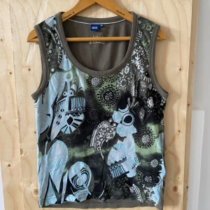 Grön tank top - Fint skick, endast tryck på framsidan