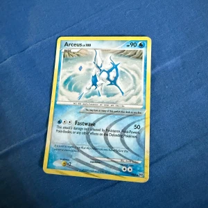 Arceus lv.100 - Coolt Pokémonkort med Arceus lv.100! Perfekt för samlare och fans av Pokémon. Kortet har 90 HP och attacken Fastwave. Vid intresse, tveka inte på att höra av er!