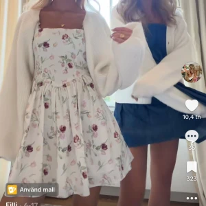 Klänning  - Säljer denna sååå söta gina klänning ❤️❤️❤️😇😇