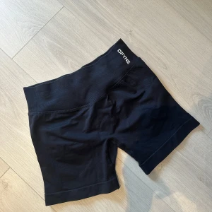 Svarta impact shorts från DFYNE - Svarta impact shorts från dfyne, säljes då dom blev för små. Storlek S men uppfattas liten i storleken