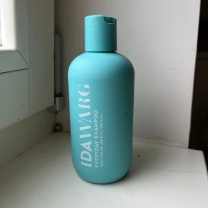 Ida Warg Everyday Shampoo - Turkos flaska med Ida Warg Everyday Shampoo, 100% vegansk och mild formula. Snygg och stilren design som passar perfekt i badrummet. Flaskan har en praktisk snäpplock och rymmer en generös mängd schampo. Full upp till G-et!