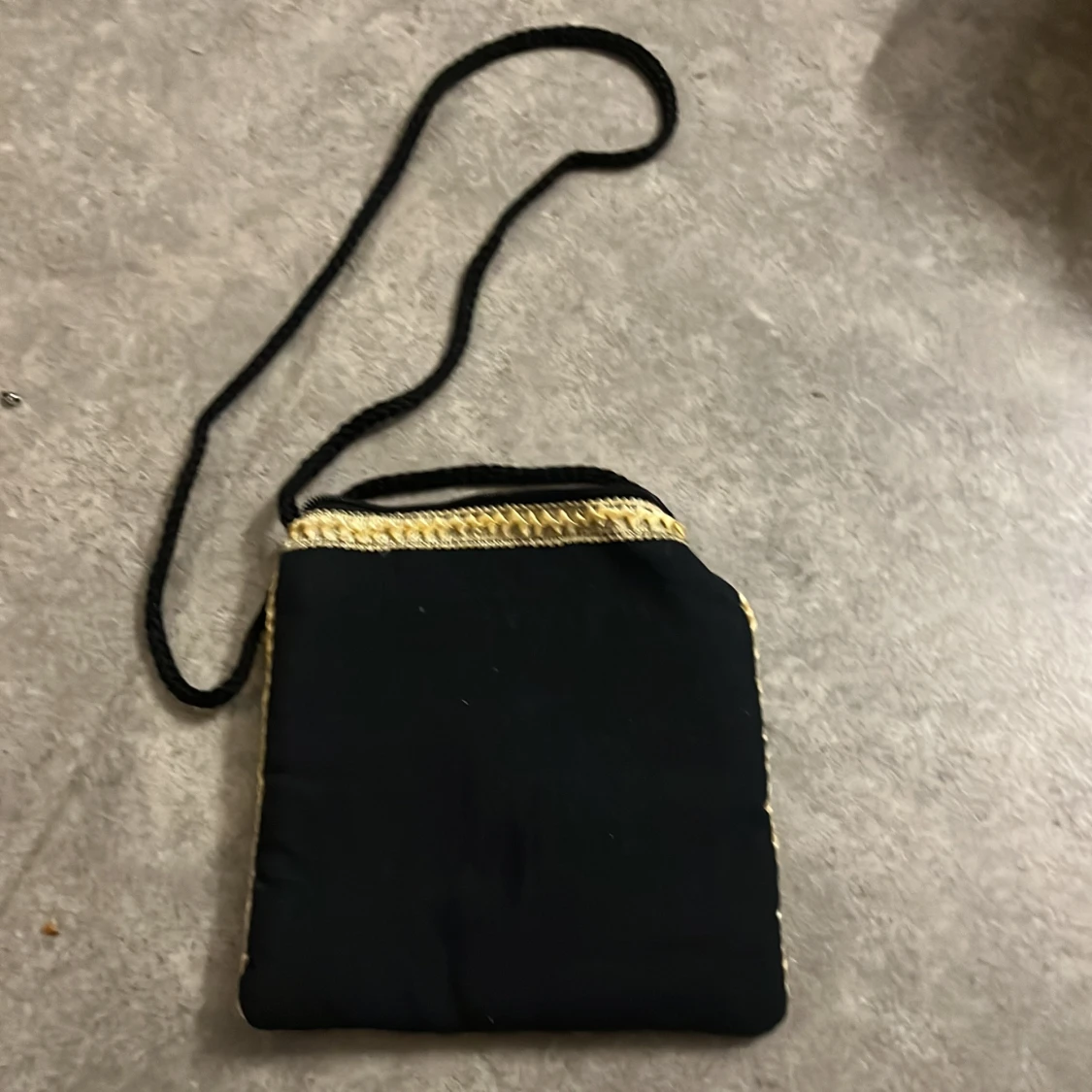 Broderad axelväska med pärlor och dragkedja - 1