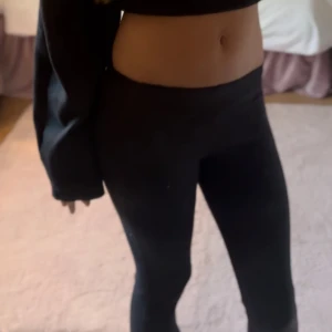 Svarta utsvänga LOW waist  - Svarta low waist bys byxor som är utsvängda längst ner, jätte skönt och mjuk material som funkar bra till en mys kväll med mera. Bra passform som följer kroppen fint.