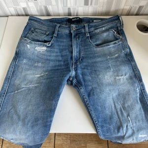 Replay anbass - Tjena, säljer mina Replay Jeans i den trendiga modellen Anbass. Storlek 33/32 med passar 31/32.  Jeansen är knappt använda, cond 9/10. Nypris: 1899kr, hör av er vid minsta intresse//Anton
