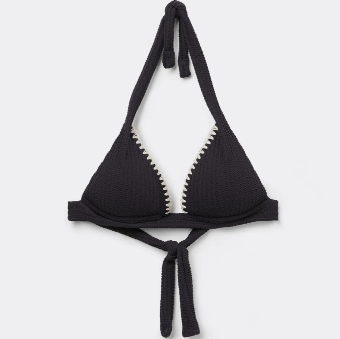 (Sökes) Svart bikiniöverdel med knyt