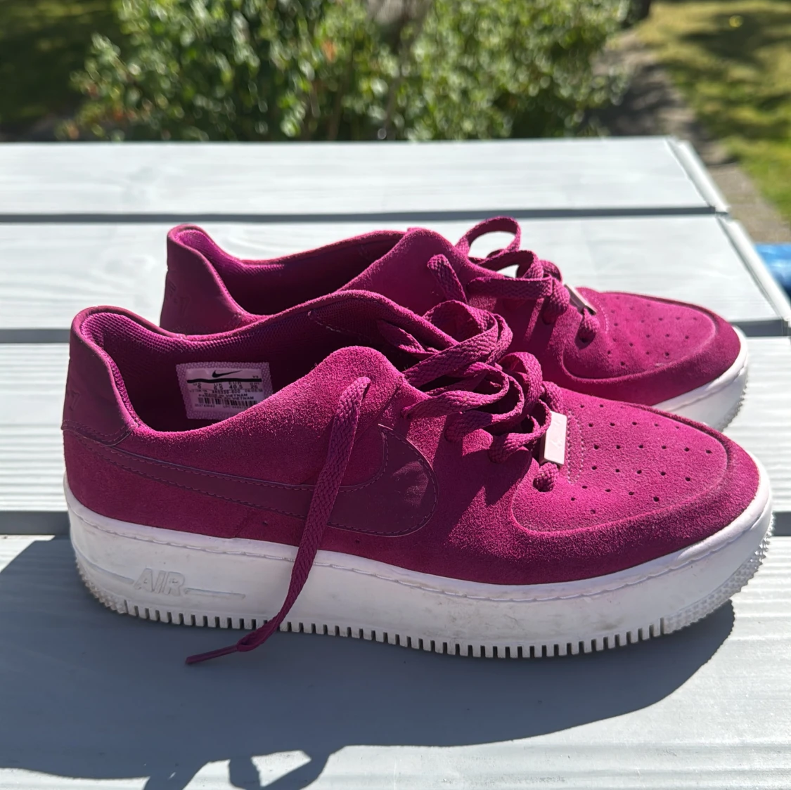 Nike Air Force 1 i mörkrosa mocka