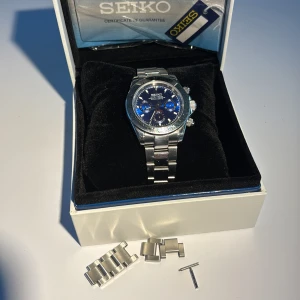 Seiko mod Daytona  - | Seiko mod Daytona | allt som finns på bilderna ingår | den är justerad till min handled men alla länkar följer med självklart | Finns små repor men inget som märks vid användning | Mörkblått Ur | Om du har fler frågor eller funderingar så hör av dig! Mvh JacobsCloset 