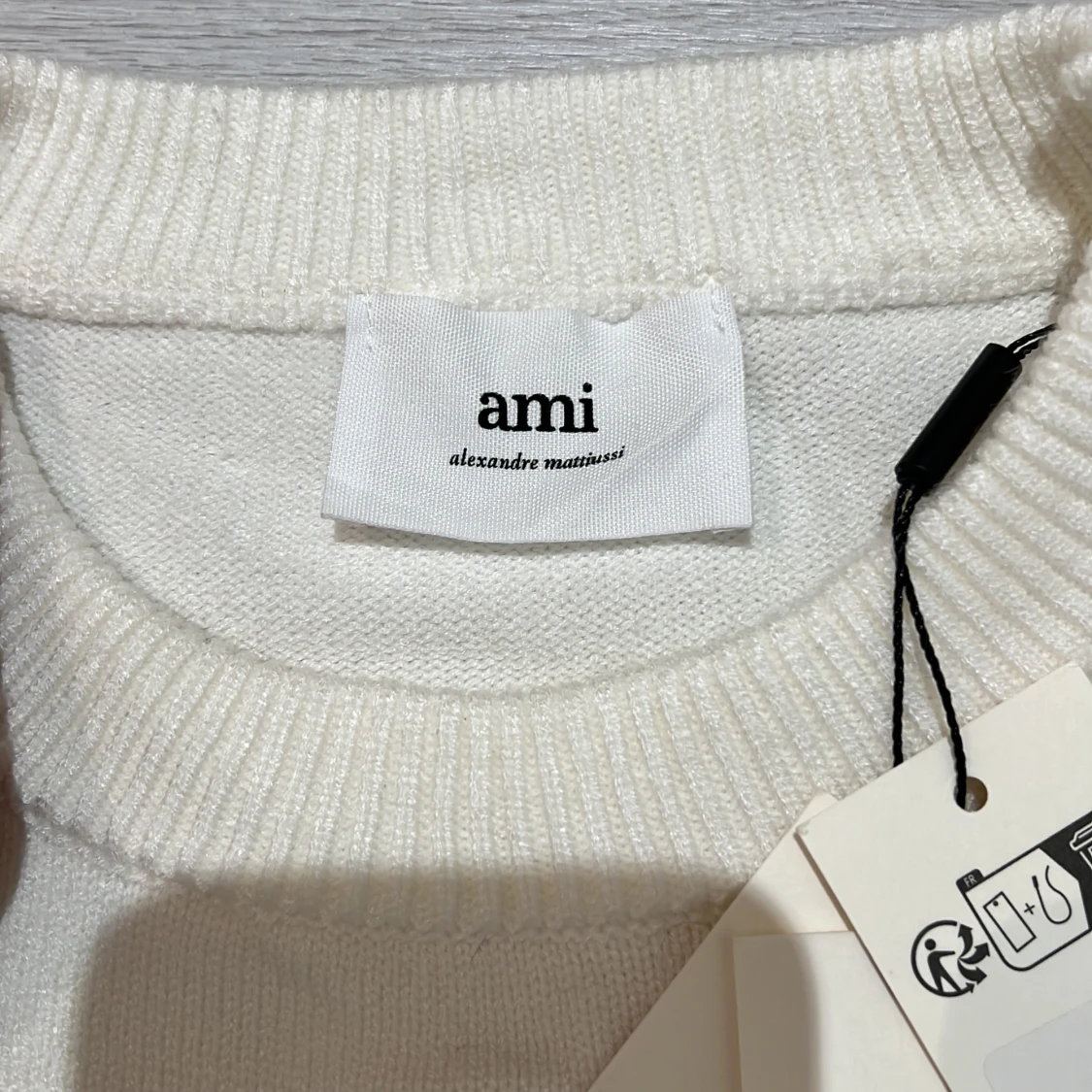 Vit stickad tröja med rött hjärta från Ami - 2