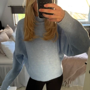 Zara stickad tröja - Säljer denna jättefina stickade tröjan ifrån Zara. Storlek S. Endast använd 1 gång.