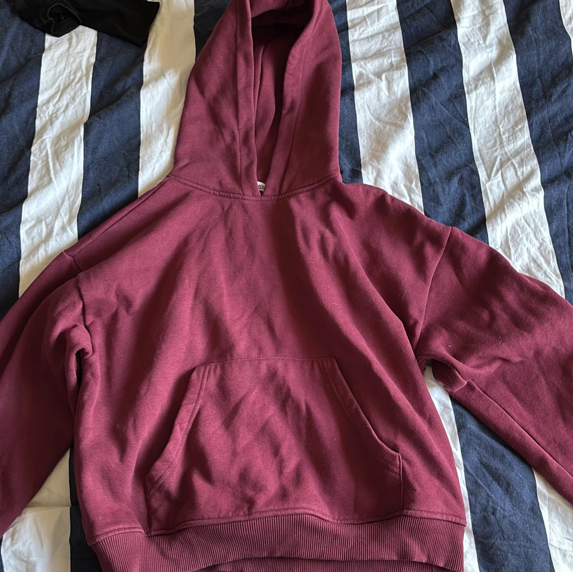 Vinröd hoodie med luva