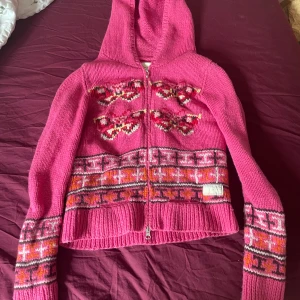 Tröja  - Unik handstickad tröja. Lite nopprig men fortfarande väldigt fin. Storlek 1, ungefär S. Super fin men passar tyvärr inte mig. 