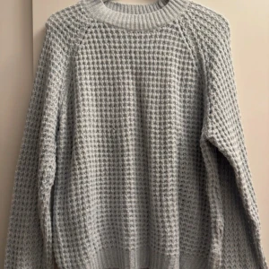 Stickad tröja  - Använd få gånger.  Stor i storleken så skulle kunna passa stl L med.   Ser grå ut men den är ljusblå.