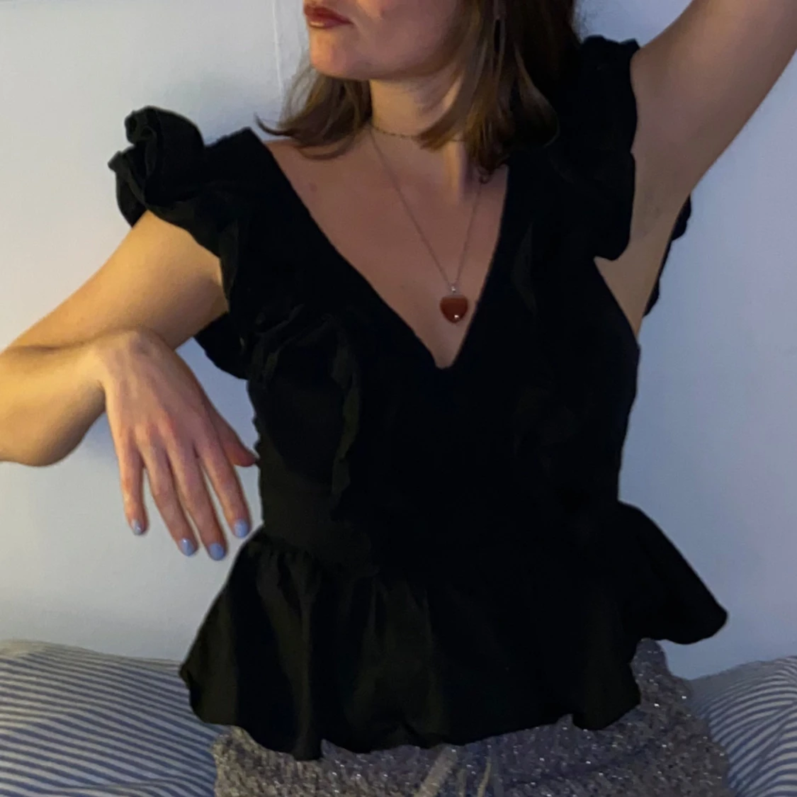 Svart volangblus med v-ringning - 1