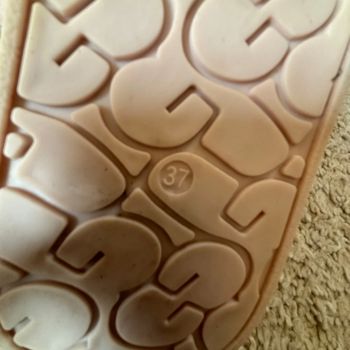 Fluffiga rosa sandaler (SMÅ I STORLEKEN) - 3