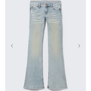 Cheap monday jeans  - Snygga ljusblå bootcut jeans med slitna detaljer framtill och klassisk femficksmodell. Jeansen har låg midja och är tillverkade i mjukt denimtyg. Perfekta för en avslappnad och trendig look.
