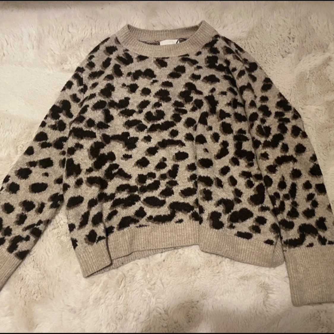 Beige leopardmönstrad stickad tröja - 2