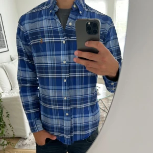 Ralph lauren skjorta slim fit  - As det skjorta från Ralph lauren, perfekt nu till sommaren, skick 10/10 inga defekter!
