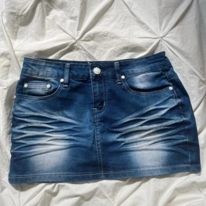 Jeanskjol - Mörkblå jeanskjol, inga tecken på användning. MIDJEMÅTT: 37 cm, LÄNGD: 30 cm