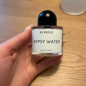 Byredo Gypsy water - Byredo Gypsy water. Lite mindre än halva har använts. Original pris 1700 kr, säljer för väldigt bra pris!